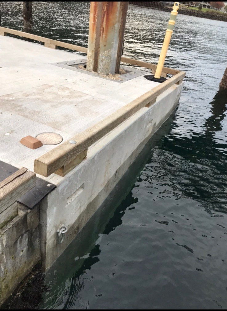 New float A with integrated piling guide